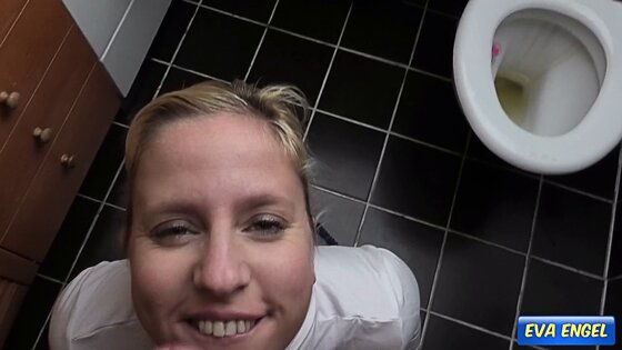 familly eva pissing