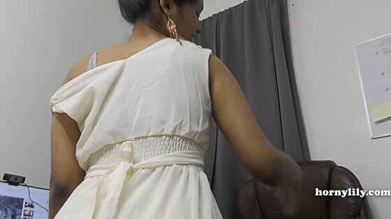 big ass indian💦🤤🍌aunty🥵🤤🔥peeping from saree hairy