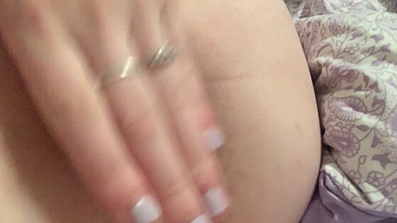 labia masturbating👅with💋🔥🍌fingers in pussy